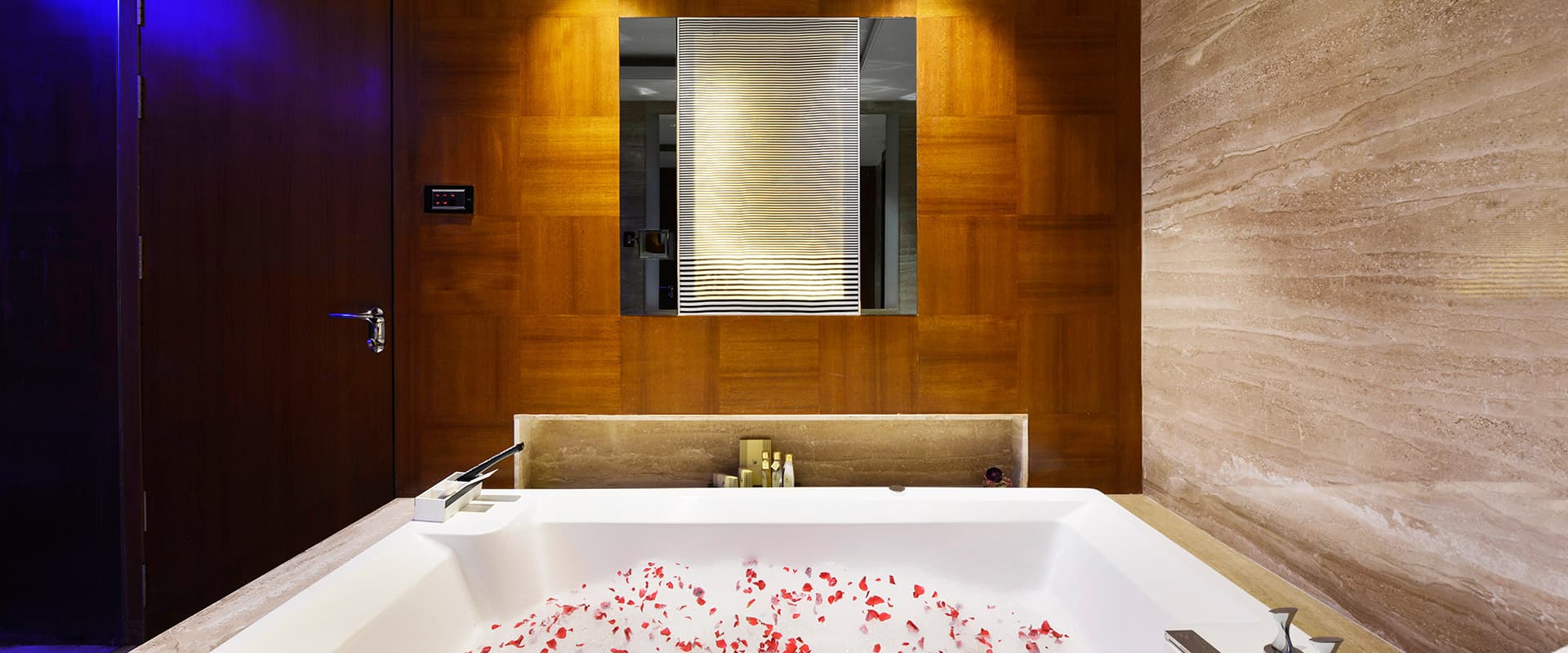 bath tub in atash suite