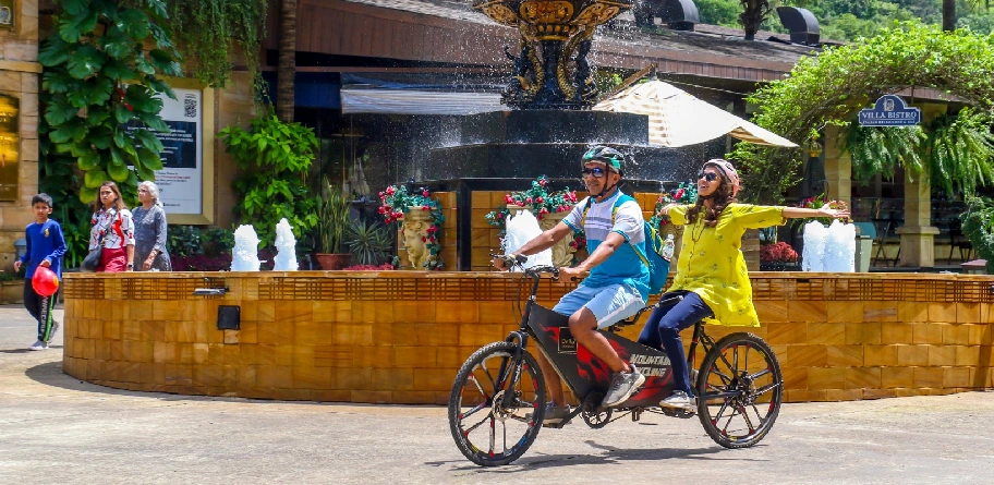 couple cycling