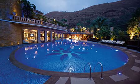 swimming pool & lounge bar at della resorts