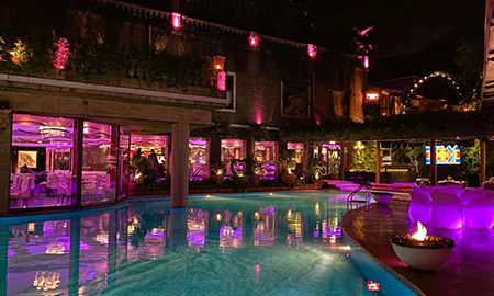 swimming pool & lounge bar at della resorts