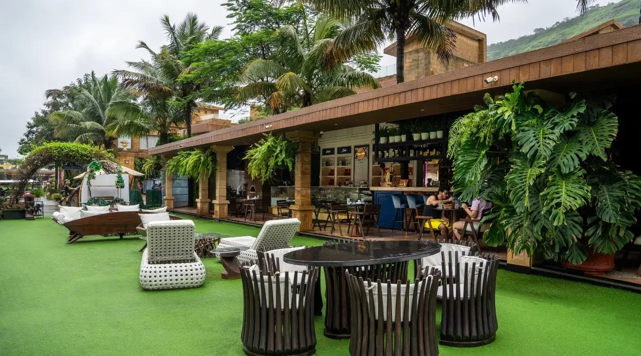 Villa bistro exterior3